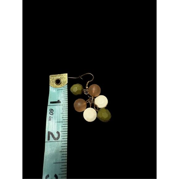 Vintage plastic gold and three color bead strand necklace with matching earrings - Picture 3 of 7